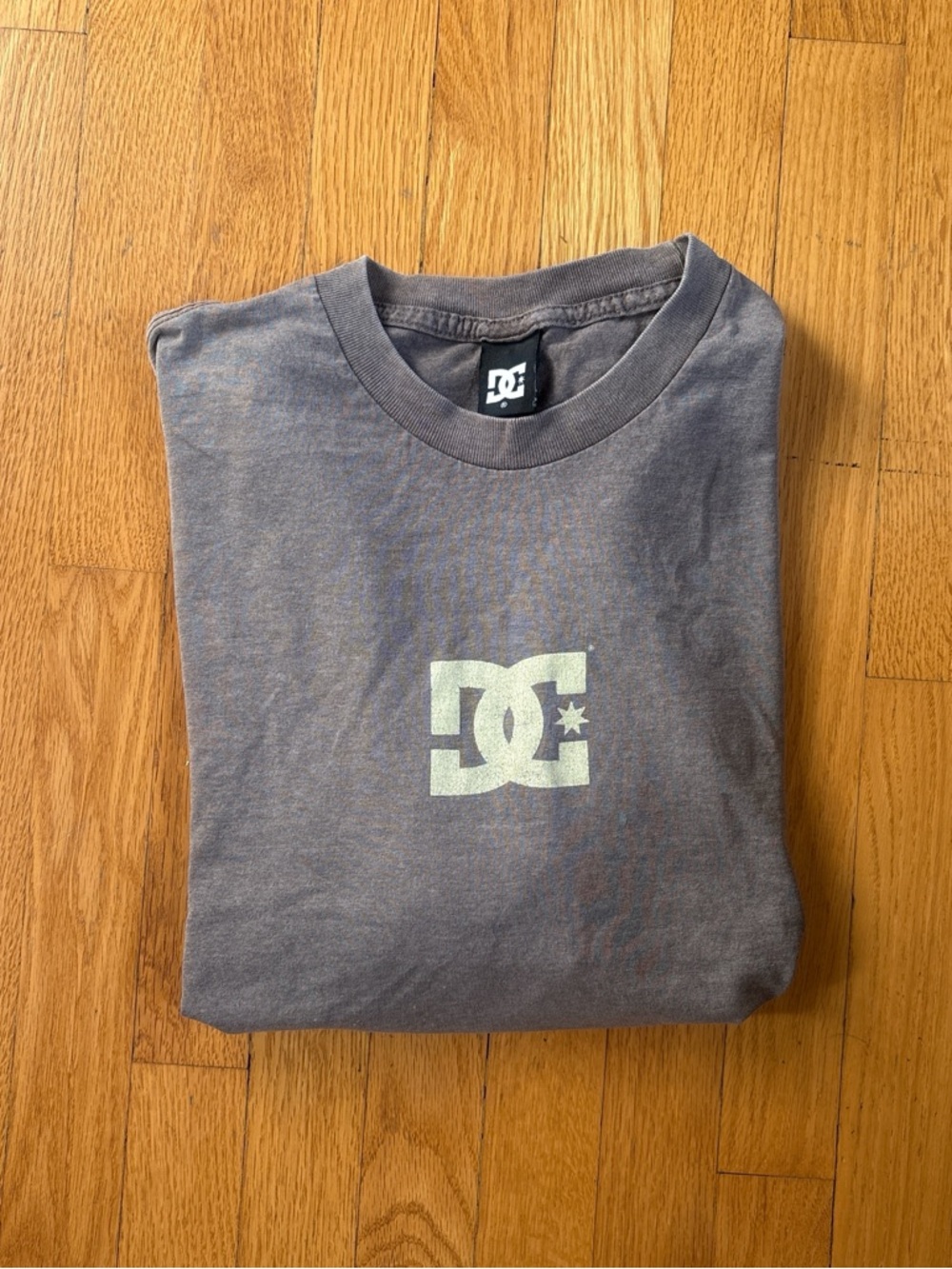 DC Logo Graphic Tee in Faded Gray